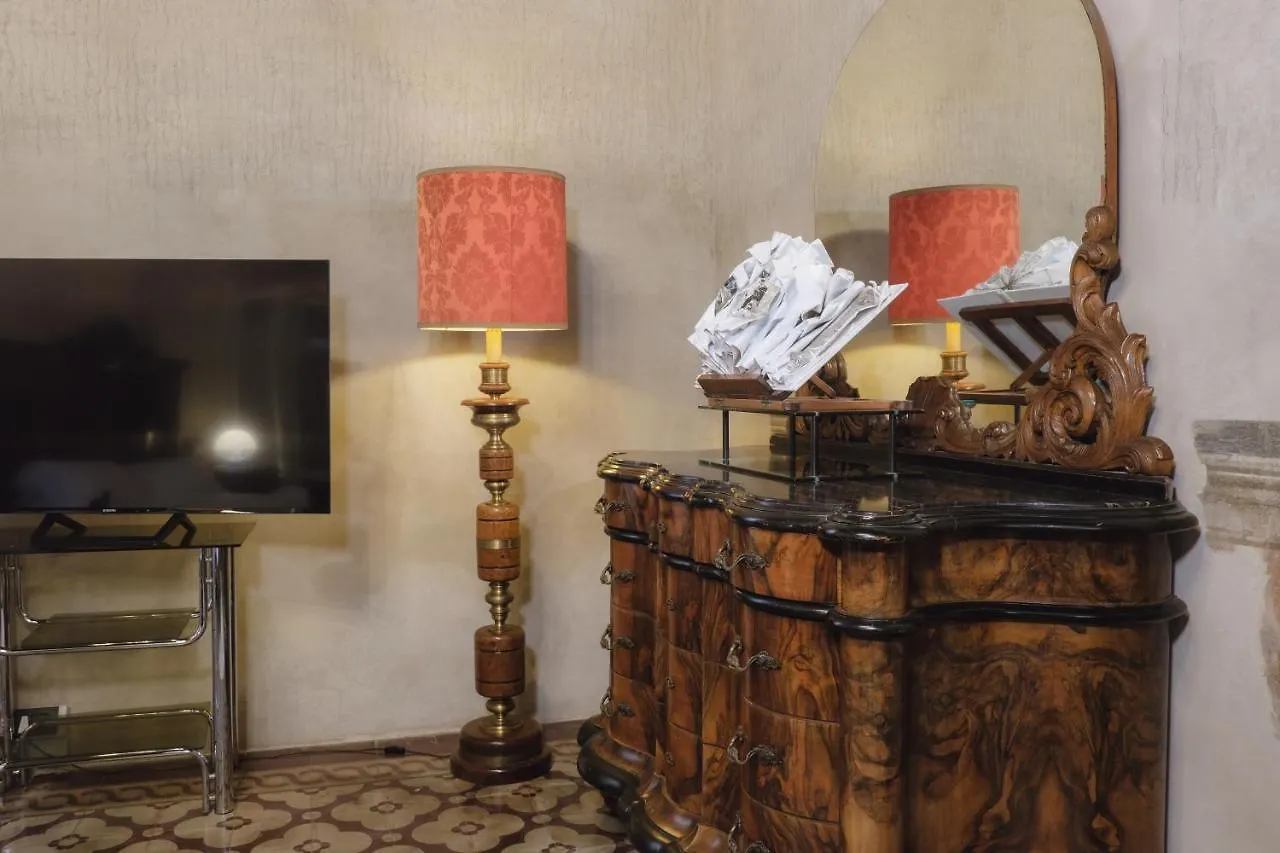 Foresteria Palazzo Guazzoni Zaccaria Cremona 0*,